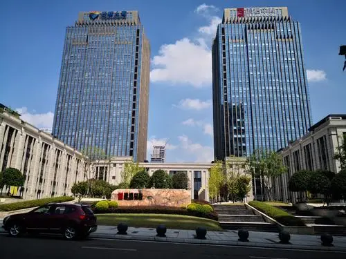與重慶匯中建筑施工設(shè)計(jì)審查有限公司簽訂了辦公室鋼結(jié)構(gòu)及幕墻改造修繕合同
