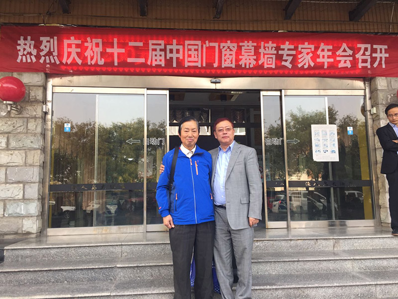 玻璃幕墻國(guó)家規(guī)范主編趙西安與公司領(lǐng)導(dǎo)合影
